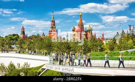 Mosca - 17 giugno 2018: La gente visita il parco paesaggistico Zaryadye vicino al Cremlino di Mosca, Russia. Zaryadye è una delle principali attrazioni turistiche di Resort Foto Stock