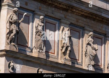 Statue danneggiate dalla battaglia sulla facciata del Museo Neue, Isola dei Musei, Berlino Foto Stock