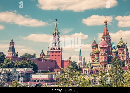 Cremlino di Mosca e Cattedrale di San Basilio in Piazza Rossa durante la Coppa del mondo FIFA 2018, Russia. E' la principale attrazione turistica di Mosca. Panorama panoramico Foto Stock