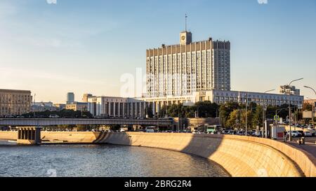 Casa del Governo della Federazione Russa, Mosca, Russia. Vista panoramica dell'argine Krasnopresnenskaya con la Casa Bianca Russa. Bello Foto Stock