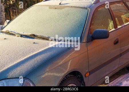 Toyota auto coperta di ghiaccio e gelo a Winter , Finlandia Foto Stock