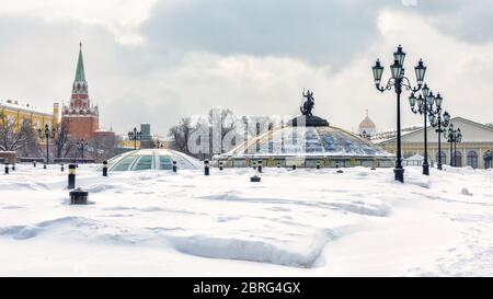 Mosca - 5 febbraio 2018: Paesaggio urbano di Mosca in inverno, Russia. Piazza Manezhnaya vicino al Cremlino di Mosca durante la nevicata. Vista panoramica del centro di Mosca Foto Stock