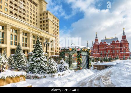 Mosca, Russia - 5 febbraio 2018: Manezhnaya o Piazza Manege vicino al Cremlino di Mosca in inverno. L'hotel Four Seasons si trova sulla sinistra. Bellissimo centro di Mosca Foto Stock