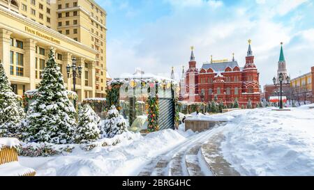 Mosca, Russia - 5 febbraio 2018: Vista panoramica di Piazza Manezhnaya vicino al Cremlino di Mosca in inverno. Mosca centrale con decorazioni natalizie durante Foto Stock