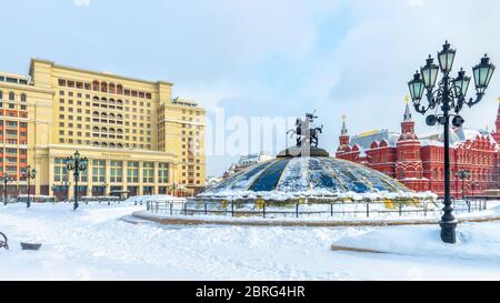 Mosca - 5 febbraio 2018: Piazza Manezhnaya durante la nevicata in inverno Mosca, Russia. Panorama del centro di Mosca sotto la neve. Vista del Four Seasons Foto Stock