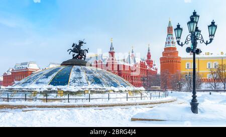 Mosca, Russia - 5 febbraio 2018: Piazza Manezhnaya durante la nevicata a Mosca. Vista panoramica del centro storico di Mosca in inverno gelido. Cupola in vetro con Foto Stock