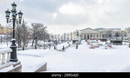 Mosca, Russia - Febbraio 5, 2018: Piazza Manezhnaya in inverno. Vista panoramica del centro di Mosca durante la nevicata. Foto Stock