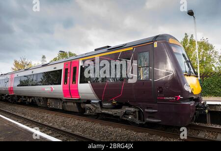 Il treno TurboStar per passeggeri di Crosscountry vi aspetta in una stazione ferroviaria nel Regno Unito. Foto Stock