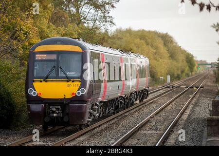 Il treno TurboStar per passeggeri a Crosscountry viaggia attraverso la campagna inglese. Foto Stock