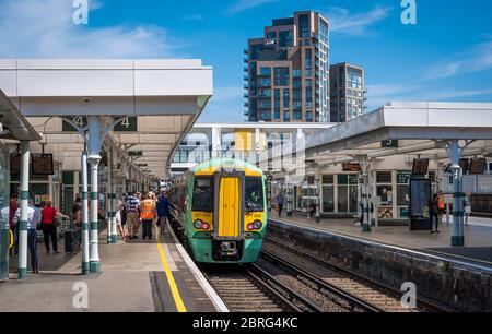 Southern Railway classe 377 treno passeggeri in attesa di imbarcarsi presso una stazione ferroviaria di Londra, Inghilterra. Foto Stock