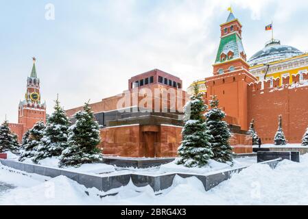 Piazza Rossa di Mosca in inverno, Russia. Mausoleo di Lenin del Cremlino di Mosca sotto la neve. Questo posto e' una famosa attrazione turistica della citta' di Mosca. Centro di Foto Stock