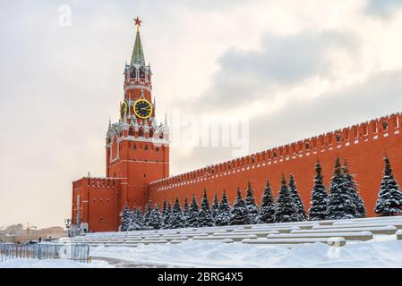 Cremlino di Mosca in inverno, Russia. E' una famosa attrazione turistica di Mosca. Vista panoramica della Torre Spasskaya del Cremlino di Mosca durante la nevicata. Bello Foto Stock