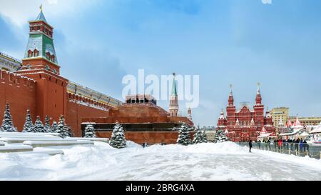 Mosca, Russia - 5 febbraio 2018: Cremlino di Mosca con il Mausoleo di Lenin sulla Piazza Rossa in inverno durante la nevicata. La Piazza Rossa è l'attra turistica principale Foto Stock