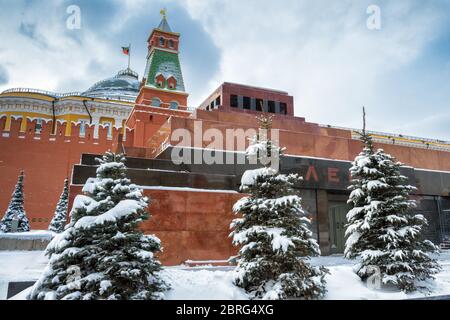 Mausoleo di Lenin del Cremlino di Mosca sulla Piazza Rossa in inverno durante la nevicata. Mosca, Russia. La Piazza Rossa è la principale attrazione turistica di colore Foto Stock