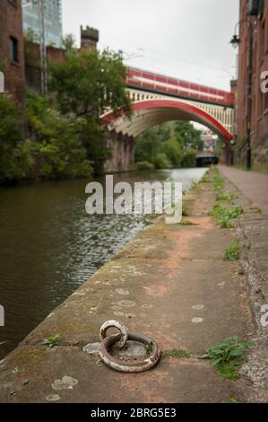 Viadotti ferroviari vittoriani del Viadotto Castlefield sul canale Bridgewater, Manchester, Inghilterra. Foto Stock