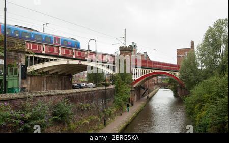 Viadotti ferroviari vittoriani del Viadotto Castlefield sul canale Bridgewater, Manchester, Inghilterra. Foto Stock