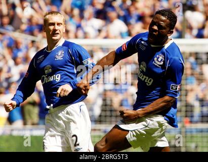 LONDRA, UK MAGGIO 30: Louis Saha (Everton) celebra l'obiettivo di apertura di Everton Tony Hibbert (Everton) durante la finale della fa Cup tra Chelsea ed Everton a We Foto Stock