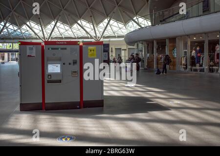 Londra, 20 maggio 2020, una stazione vuota e deserta di Kings Cross, in quanto le persone limitano severamente i viaggi durante il blocco a Londra, Inghilterra Foto Stock