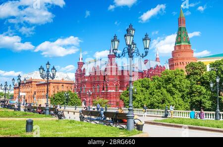 Mosca – 19 maggio 2019: Panorama di Piazza Manezhnaya dal vecchio Cremlino di Mosca, Russia. È un'attrazione turistica di Mosca. Vista panoramica della terra della città Foto Stock