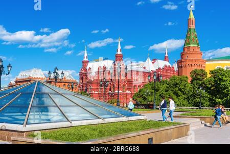 Mosca – 19 maggio 2019: Panorama di Piazza Manezhnaya dal vecchio Cremlino di Mosca, Russia. È un'attrazione turistica di Mosca. Vista panoramica della terra della città Foto Stock