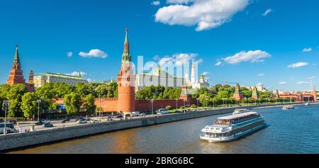 Cremlino di Mosca in estate, Russia. Il famoso Cremlino di Mosca è una delle principali attrazioni turistiche della città. Vista panoramica della splendida Mosca. City scap Foto Stock