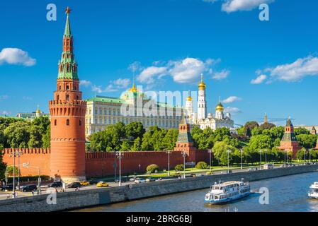 Cremlino di Mosca in estate, Russia. Il famoso Cremlino di Mosca è una delle principali attrazioni turistiche della città. Vista panoramica del vecchio simbolo di Mosca e della nave a Moskva Foto Stock