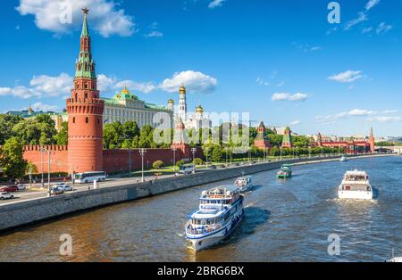 Le navi turistiche navigano oltre il Cremlino di Mosca, Russia. Il famoso Cremlino di Mosca è un punto di riferimento della città. Panorama del centro di Mosca con il fiume Moskva in Foto Stock