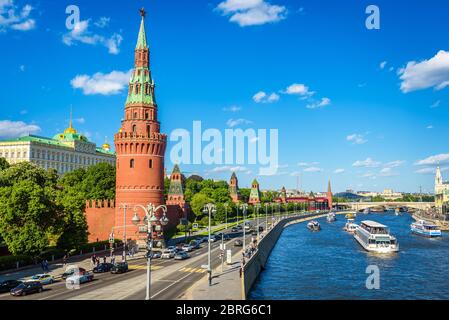 Mosca – 19 maggio 2019: Panorama panoramico del Cremlino di Mosca e del fiume Moskva, Russia. Il famoso vecchio Cremlino di Mosca è un punto di riferimento della città. Paesaggio urbano di M. Foto Stock