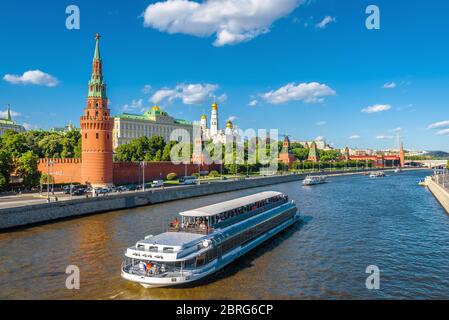 Centro di Mosca in estate, Russia. Il famoso Cremlino di Mosca è una delle principali attrazioni turistiche della città. Vista panoramica del punto di riferimento di Mosca e della nave sulla Rive Moskva Foto Stock