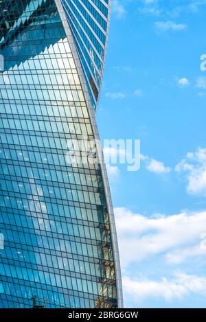 Mosca, Russia - 10 settembre 2017: Grattacielo della città di Mosca sullo sfondo blu del cielo. Moscow-City (Moscow International Business Center) è un moderno comm Foto Stock