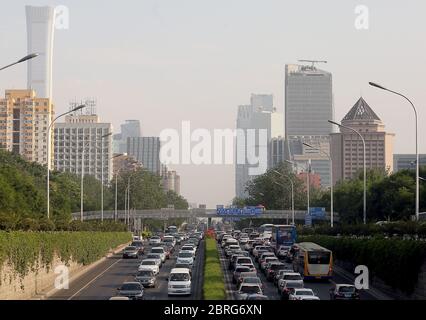 Pechino, Cina. 21 Maggio 2020. Inosservato in mesi, il traffico pesante colpisce una grande tangenziale, come il livello di minaccia di Covid-19 è stato abbassato a Pechino Giovedi, 21 maggio 2020. Le principali città cinesi si stanno lentamente aprendo da fermi macchina rigidi, nonostante siano state segnalate nuove infezioni a Wuhan, l'epicentro della pandemia. Foto di Stephen Shaver/UPI Credit: UPI/Alamy Live News Foto Stock