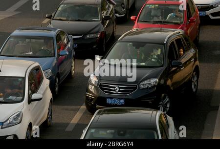 Pechino, Cina. 21 Maggio 2020. Inosservato in mesi, il traffico pesante colpisce una grande tangenziale, come il livello di minaccia di Covid-19 è stato abbassato a Pechino Giovedi, 21 maggio 2020. Le principali città cinesi si stanno lentamente aprendo da fermi macchina rigidi, nonostante siano state segnalate nuove infezioni a Wuhan, l'epicentro della pandemia. Foto di Stephen Shaver/UPI Credit: UPI/Alamy Live News Foto Stock