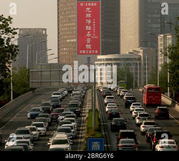 Pechino, Cina. 21 Maggio 2020. Inosservato in mesi, il traffico pesante colpisce una grande tangenziale, come il livello di minaccia di Covid-19 è stato abbassato a Pechino Giovedi, 21 maggio 2020. Le principali città cinesi si stanno lentamente aprendo da fermi macchina rigidi, nonostante siano state segnalate nuove infezioni a Wuhan, l'epicentro della pandemia. Foto di Stephen Shaver/UPI Credit: UPI/Alamy Live News Foto Stock