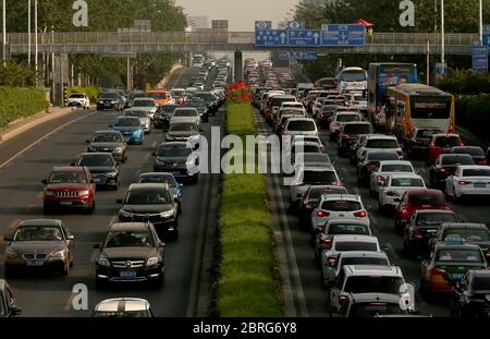 Pechino, Cina. 21 Maggio 2020. Inosservato in mesi, il traffico pesante colpisce una grande tangenziale, come il livello di minaccia di Covid-19 è stato abbassato a Pechino Giovedi, 21 maggio 2020. Le principali città cinesi si stanno lentamente aprendo da fermi macchina rigidi, nonostante siano state segnalate nuove infezioni a Wuhan, l'epicentro della pandemia. Foto di Stephen Shaver/UPI Credit: UPI/Alamy Live News Foto Stock