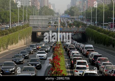 Pechino, Cina. 21 Maggio 2020. Inosservato in mesi, il traffico pesante colpisce una grande tangenziale, come il livello di minaccia di Covid-19 è stato abbassato a Pechino Giovedi, 21 maggio 2020. Le principali città cinesi si stanno lentamente aprendo da fermi macchina rigidi, nonostante siano state segnalate nuove infezioni a Wuhan, l'epicentro della pandemia. Foto di Stephen Shaver/UPI Credit: UPI/Alamy Live News Foto Stock