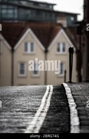 Doppie linee gialle su una strada vuota in Inghilterra. Foto Stock