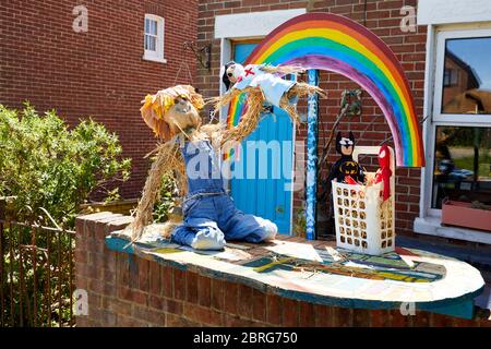 Sandleheath, Regno Unito. - 20 maggio 2020: Uno scarecrow a tema di un'opera d'arte ispirata a Banksy fuori da una casa. Il villaggio di Sandleheath dell'Hampshire tiene una competizione annuale di caritataggio. Molte voci di quest'anno adottano un tema coronavirus. Foto Stock