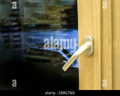 Vari modelli di finestre nella sala espositiva del negozio.protezione termica. Building.Home riparazione Vendita in negozio Foto Stock