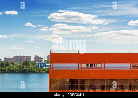 Magazzino sulle rive del fiume su uno sfondo di cielo blu Foto Stock