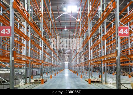 Un grande magazzino industriale moderno Foto Stock