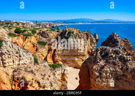 Ponta da Piedade o Point of Mercy è un promontorio con formazioni rocciose vicino alla città di Lagos, nella regione dell'Algarve, in Portogallo Foto Stock
