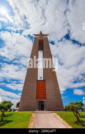 Santuario di Cristo Re o Santuario de Cristo Rei è un monumento cattolico dedicato al Sacro cuore di Gesù Cristo a Lisbona, in Portogallo Foto Stock