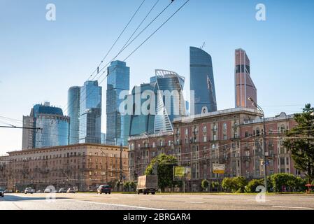 Mosca, Russia - 5 agosto 2017: Bolshaya Dorogomilovskaya Street nel centro di Mosca. Grattacieli di Mosca-City (Centro Internazionale d'Affari di Mosca) Foto Stock