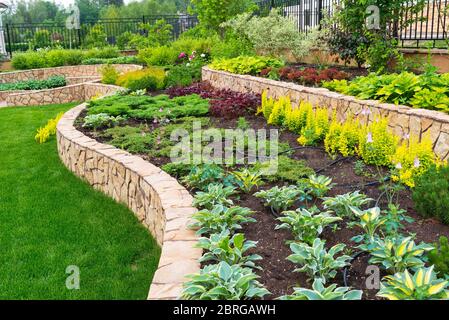 Paesaggio naturale in pietra nel giardino domestico Foto Stock