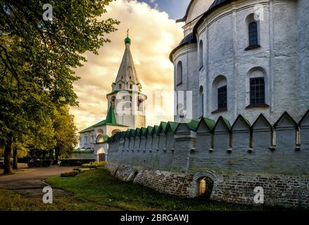 Cremlino di Suzdal al tramonto. Suzdal, anello d'oro della Russia. Foto Stock