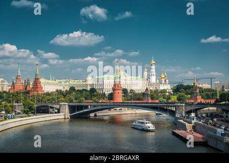 Vista del Cremlino di Mosca e il fiume Moskva, Russia Foto Stock