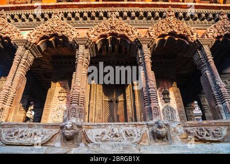 Rilievo su un tempio indù alla piazza Patan Durbar a Lalitpur o storicamente Patan città vicino a Kathmandu in Nepal Foto Stock