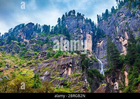 Cascata Yogini vicino Vashisht e villaggio Manali in Himalaya, Himachal Pradesh nel nord India Foto Stock