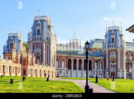 MOSCA - 11 AGOSTO 2015: Il grande palazzo della regina Caterina la Grande a Tsaritsyno. Tsaritsyno - il più grande in Europa, edificio pseudo-gotico di t Foto Stock