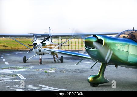 CAP 10 fermata dell'aereo sull'hangar, rimuovere prima del volo Foto Stock